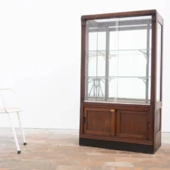 Vitrine de magasin en bois, verre et laiton – début du XXe siècle