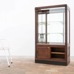 Vitrine de magasin en bois, verre et laiton – début du XXe siècle