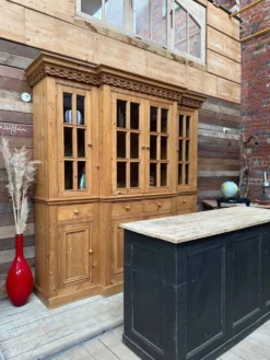 Vitrine de magasin en pin