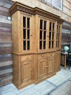 Vitrine de magasin en pin