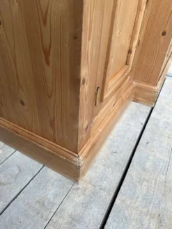 Vitrine de magasin en pin