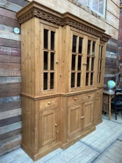 Vitrine de magasin en pin