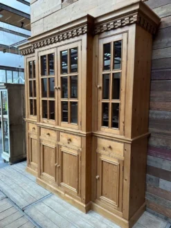 Vitrine de magasin en pin