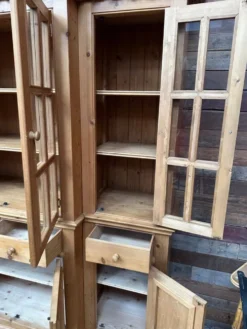 Vitrine de magasin en pin