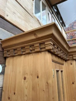 Vitrine de magasin en pin
