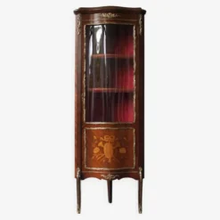 Vitrine d'encoignure de style Louis XVI en acajou et marqueterie.