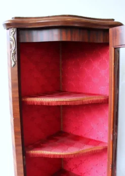 Vitrine d'encoignure de style Louis XVI en acajou et marqueterie.