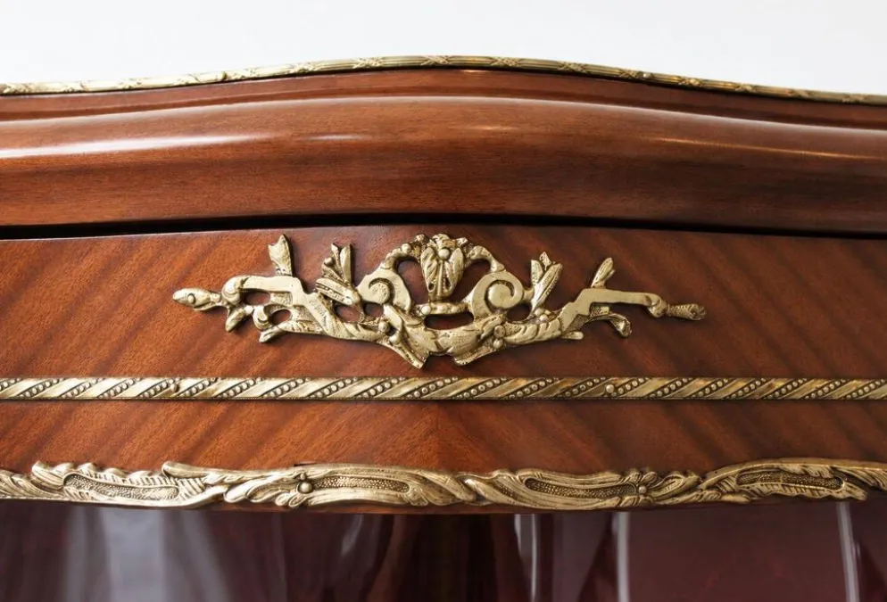 Vitrine d'encoignure de style Louis XVI en acajou et marqueterie.