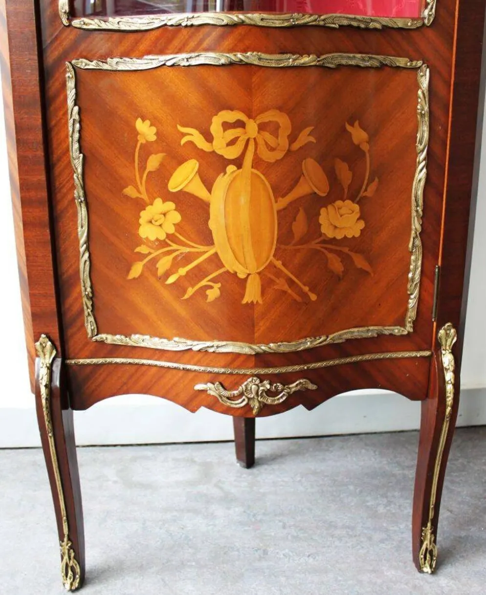 Vitrine d'encoignure de style Louis XVI en acajou et marqueterie.