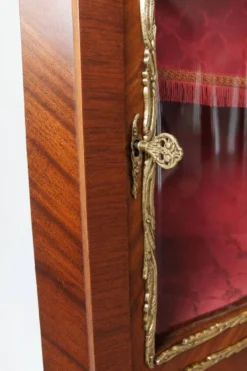 Vitrine d'encoignure de style Louis XVI en acajou et marqueterie.