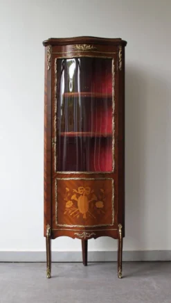 Vitrine d'encoignure de style Louis XVI en acajou et marqueterie.