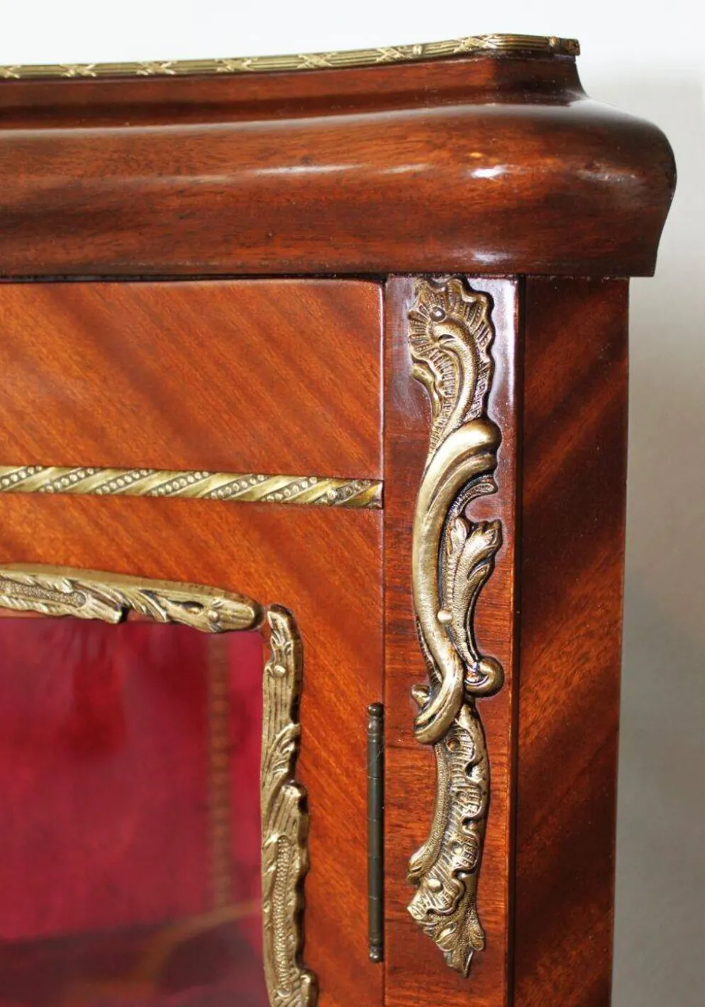 Vitrine d'encoignure de style Louis XVI en acajou et marqueterie.