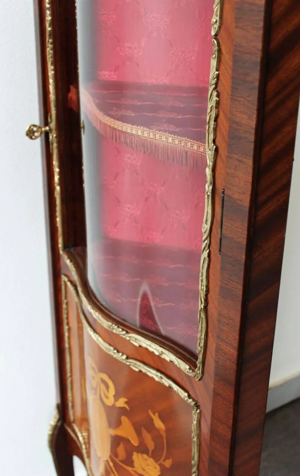 Vitrine d'encoignure de style Louis XVI en acajou et marqueterie.