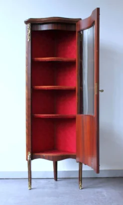 Vitrine d'encoignure de style Louis XVI en acajou et marqueterie.