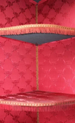 Vitrine d'encoignure de style Louis XVI en acajou et marqueterie.