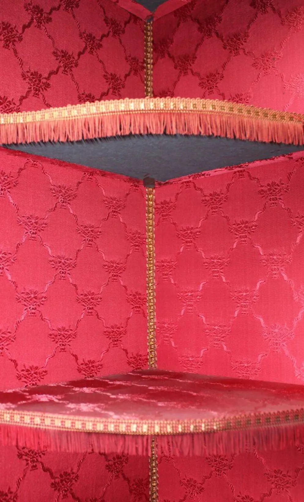 Vitrine d'encoignure de style Louis XVI en acajou et marqueterie.