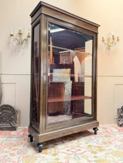 VITRINE DE PRÉSENTATION EN BOIS NOIRCI DE STYLE LOUIS XVI XIX EME SIÈC