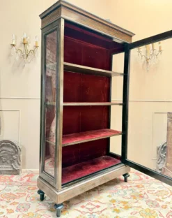 VITRINE DE PRÉSENTATION EN BOIS NOIRCI DE STYLE LOUIS XVI XIX EME SIÈC
