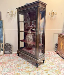 VITRINE DE PRÉSENTATION EN BOIS NOIRCI DE STYLE LOUIS XVI XIX EME SIÈC