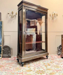 VITRINE DE PRÉSENTATION EN BOIS NOIRCI DE STYLE LOUIS XVI XIX EME SIÈC
