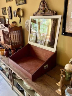 Vitrine de présentation en bois foncé et verre