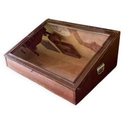 Vitrine de présentation en bois foncé et verre