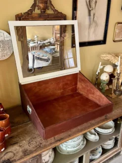 Vitrine de présentation en bois foncé et verre