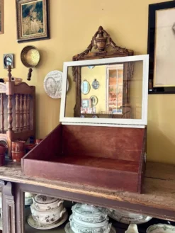 Vitrine de présentation en bois foncé et verre