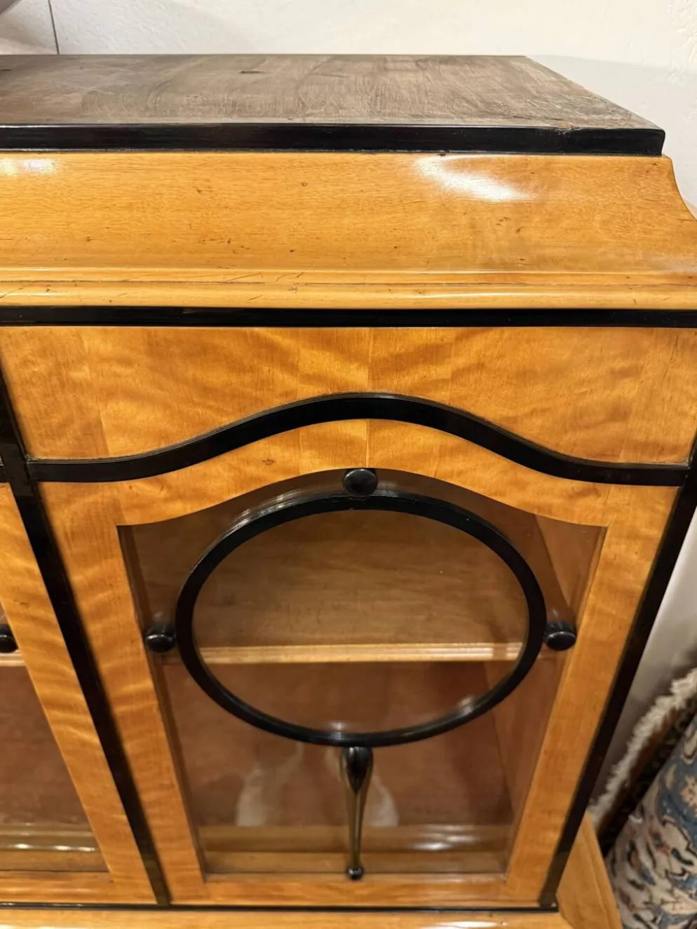 Vitrine de salon Art Déco, placage de bouleau flammé, vers 1920
