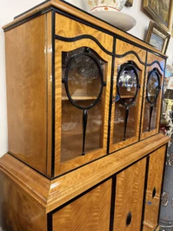 Vitrine de salon Art Déco, placage de bouleau flammé, vers 1920