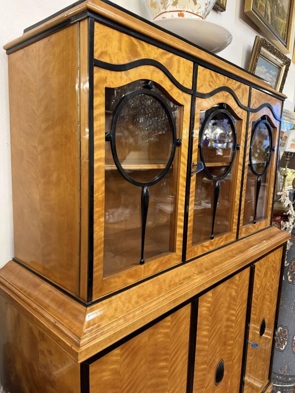 Vitrine de salon Art Déco, placage de bouleau flammé, vers 1920