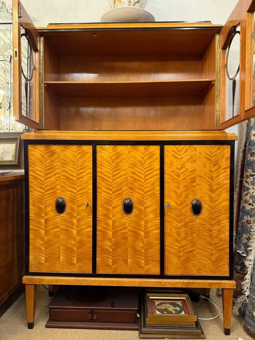 Vitrine de salon Art Déco, placage de bouleau flammé, vers 1920