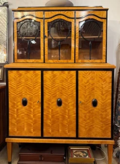 Vitrine de salon Art Déco, placage de bouleau flammé, vers 1920
