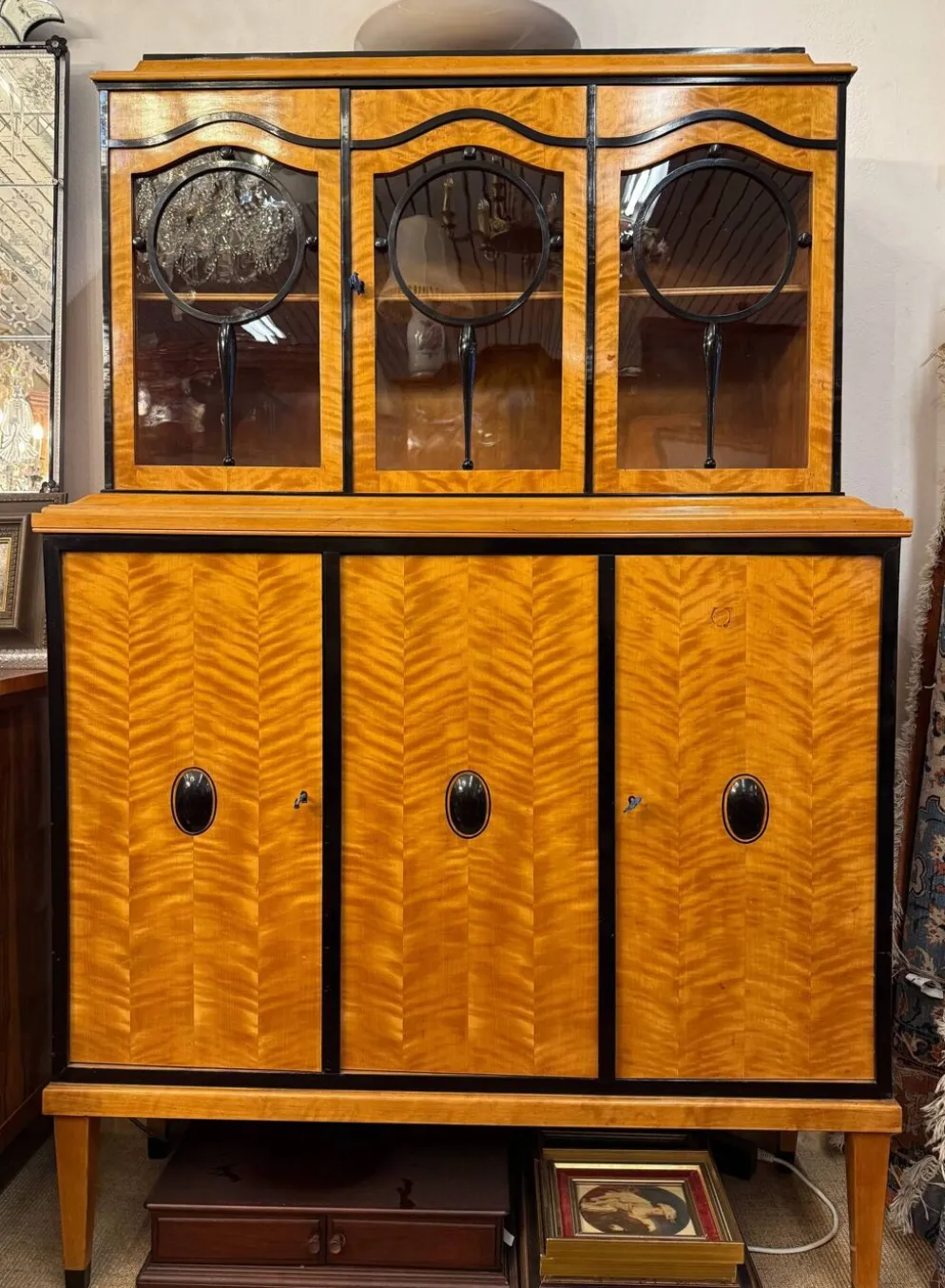 Vitrine de salon Art Déco, placage de bouleau flammé, vers 1920