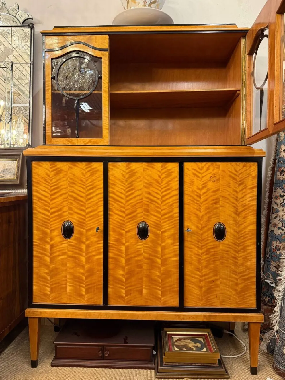 Vitrine de salon Art Déco, placage de bouleau flammé, vers 1920