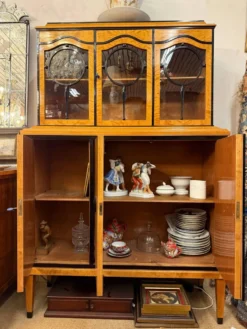 Vitrine de salon Art Déco, placage de bouleau flammé, vers 1920