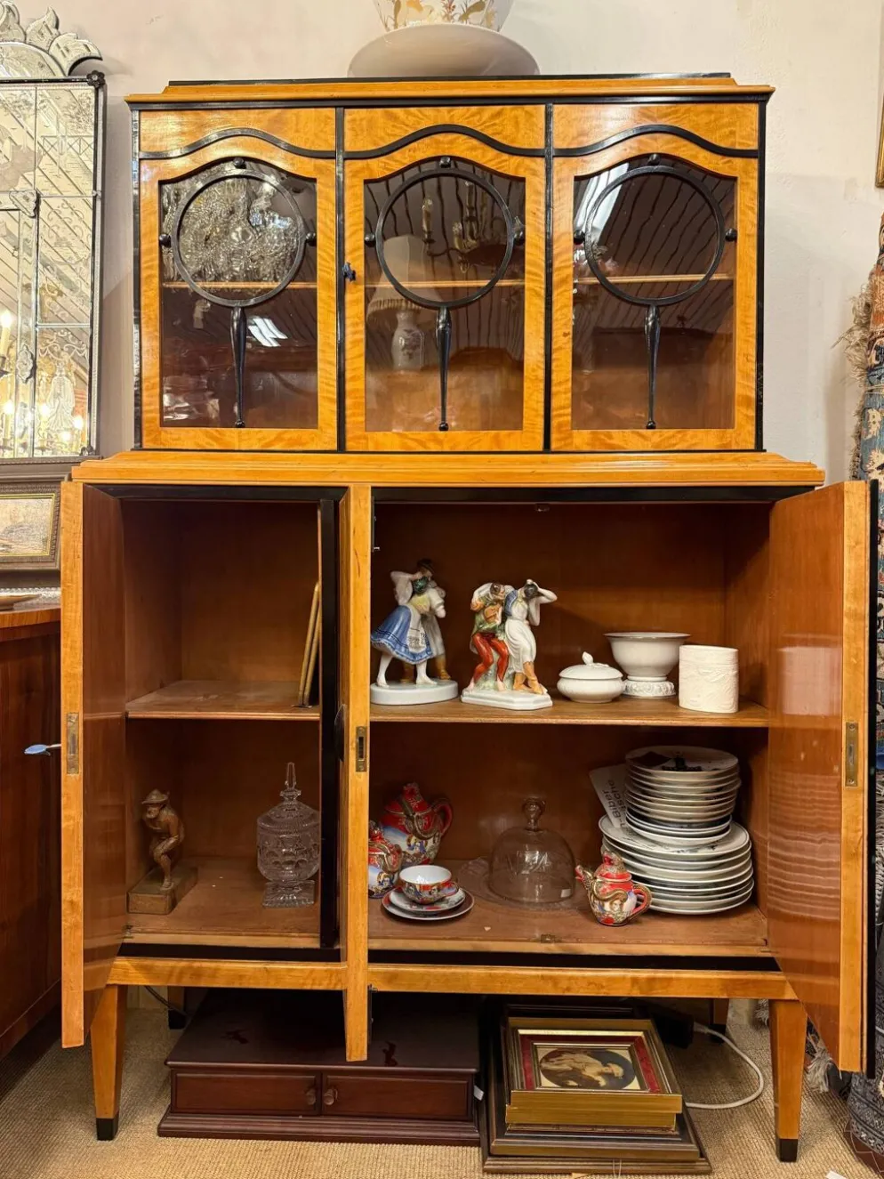 Vitrine de salon Art Déco, placage de bouleau flammé, vers 1920