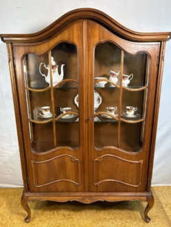 Vitrine de style baroque classique – Environ 1940–1960