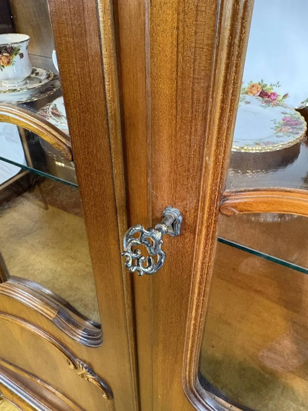 Vitrine de style baroque classique – Environ 1940–1960