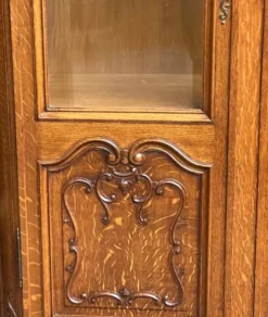 Vitrine de style Louis XV. Chêne massif.