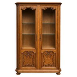 Vitrine de style Louis XV. Chêne massif.