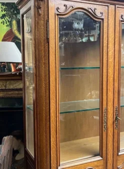 Vitrine de style Louis XV. Chêne massif.