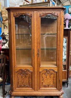 Vitrine de style Louis XV. Chêne massif.