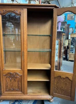 Vitrine de style Louis XV. Chêne massif.