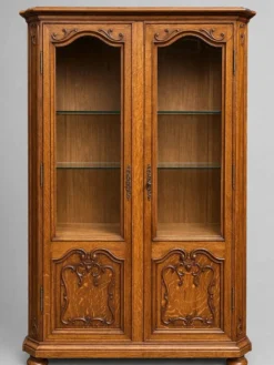 Vitrine de style Louis XV. Chêne massif.
