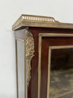 Vitrine de style Louis XV en acajou et bronze XIX siècle