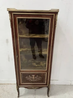 Vitrine de style Louis XV en acajou et bronze XIX siècle