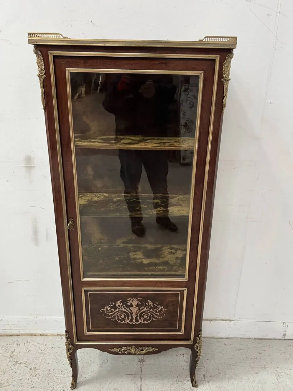 Vitrine de style Louis XV en acajou et bronze XIX siècle