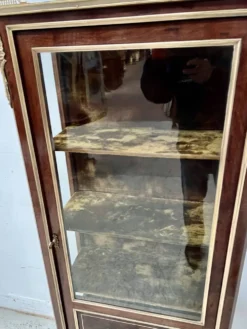 Vitrine de style Louis XV en acajou et bronze XIX siècle