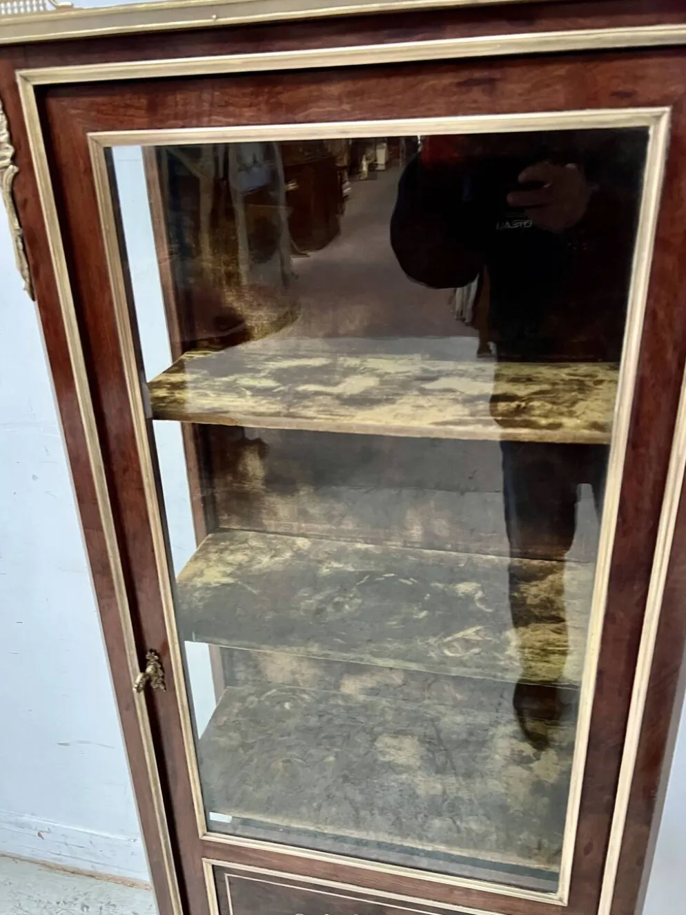 Vitrine de style Louis XV en acajou et bronze XIX siècle